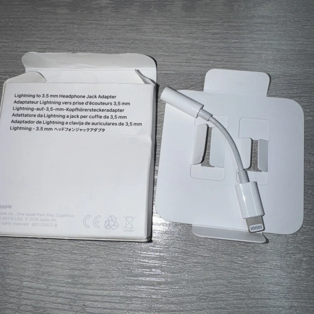 Apple  MMX62AM/A Headphone Jack Adapter  Lightning to Headphone Jack